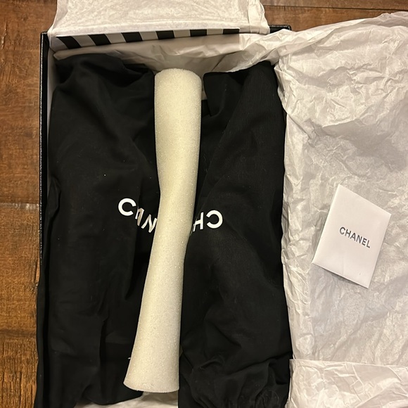 Chanel Sz 38 Made in Italy - sandals w/flowers (sz 8) - Picture 7 of 7